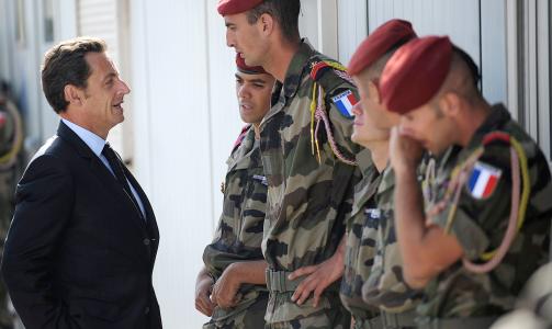 I SORG: Frankrikes president Nicolas Sarkozy snakker med franske soldater i Kabul dagen etter det fatale bakholdet der ti soldater ble drept og 21 s�ret 18. til 19. august i fjor. Foto: AP Photo/Olivier Laban-Mattei/SCANPIX