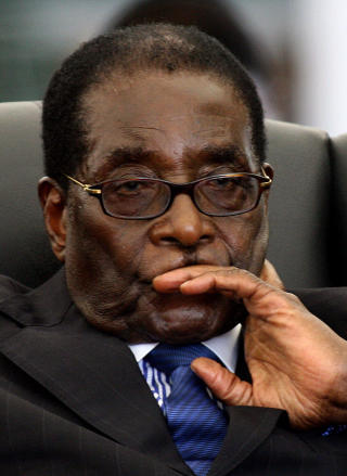 MUGABE: Zimbabwes n�del�se president ble tvunget til � samarbeide med Tsvangirai etter valgkaoset i vinter. Foto: AFP PHOTO / ALEXANDER JOE /SCANPIX