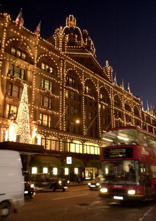 LONDON:  Varehuset Harrods lyser opp i julepyntede gater. Rekordsvakt pund gir deg nok en anledning til � legge julehandelen til London. Foto: Keith Hammett