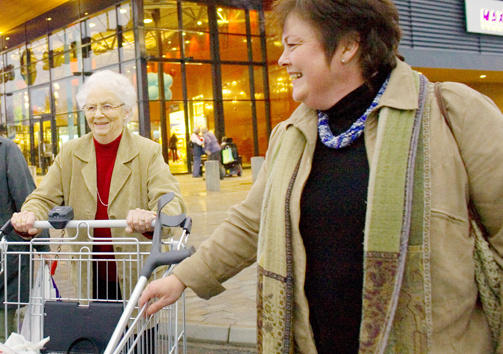 BILLIG I SVERIGE:  &mdash;Alt er billigere i Sverige, sier Sissel Rustad (til h�yre)  som her er p� shoppig med moren Kirsten Fang. Foto: Aleksander Nordahl