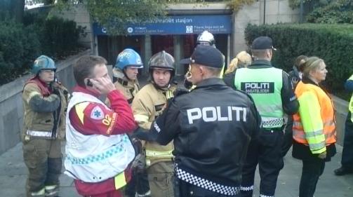 TEKNISK FEIL: Brannvesenet kontrollerte t-banetunnelen p� jakt etter str�mfeil eller skader p� skinner. Foto: EIVIND SKJERVUM