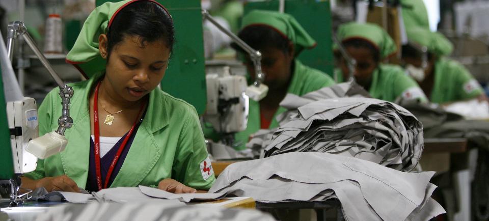 RISIKERER SANKSJONER: Sri Lanka nyter godt i dag av gunstige tollavtaler p� sine eksportvarer. EU vurderer n� � fjerne denne fordelene, p� grunn av landets p�st�tte brudd p� menneskerettigheter i forbindelse med krigen mot den tamilske LTTE-geriljaen. Foto: REUTERS/SCANPIX