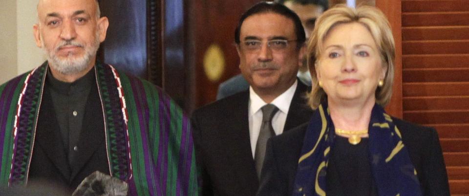 TROR P� KARZAI: USAs utenriksminister Hillary Clinton mener det er sannsynlig at sittende president Hamid Karzai blir gjenvalgt, uansett om det blir holdt en andre valgrunde eller ei. Foto: REUTERS/SCANPIX