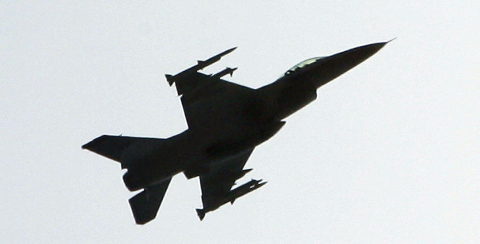 REDDET SEG UT: Piloten i et av flyene kom uskadet fra kollisjonen. Det s�kes n� etter piloten som f�rte det andre flyet. Det var to fly av denne typen, F-16, som kolliderte. Arkivfoto: AP PHOTO/SCANPIX