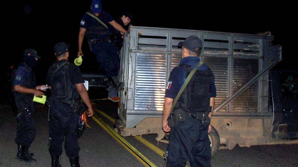 FUNNET I VAREBIL Mexicansk politi fant de delvis parterte likene av ni menn i en varebil fredag. FOTO:AP/SCANPIX