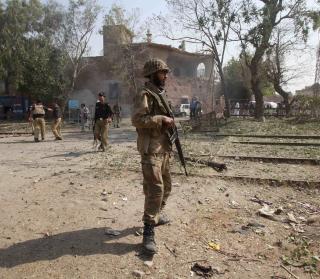 HOLDER VAKT: Pakistanske soldater holder vakt etter at Peshawar ble rammet av et selvmordsangrep fredag. Etter to uker med blodige oppr�rsangrep innledet h�ren l�rdag en omfattende bakkeoperasjon mot oppr�rsbaser i S�r-Waziristan. Foto: REUTERS / Fayaz Aziz / SCANPIX