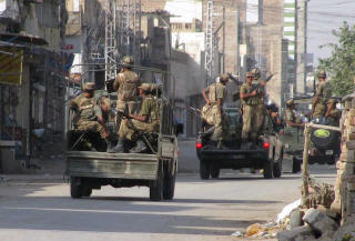 BAKKEKRIG: Pakistanske styrker i utkanten av Wasiristan, der kampene mot Taliban og Al Qaida n� trappes kraftig opp. 30 000 soldater er involvert i bakkeoffensiven som vil foreg� inn mot grenseomr�dene til Afghanistan. Foto: Ijaz Muhammad/AP/Scanpix