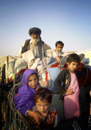 P� FLUKT: Familien har forlatt landsbyen I Waziristan for � slippe de blodige kampene i omr�det.

Foto: Ishtiaq Mahsud/AP/Scanpix
