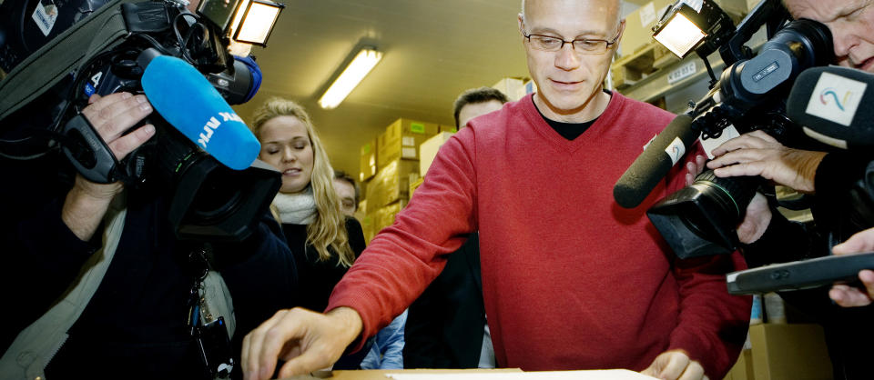 VENTER FLERE SYKE: Folkehelseinstituttet (FHI) venter en klar �kning i antall svineinfluensasmittede de neste ukene. Her er overlege 
Bj�rn Iversen ved FHI fotografert da han �pnet den f�rste pallen med H1N1-vaksine p� 50 000 doser.  Arkivfoto: SCANPIX