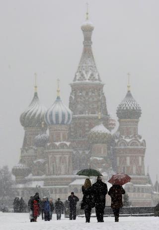 DEN R�DE PLASS Folk g�r p� den r�de plass med den kjente Vasilij-katedralen i bakgrunnen. Foto: AP Photo/Scanpix