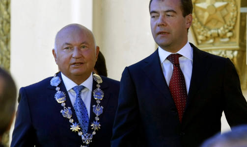 V�RGUD: For over 30 millioner kroner kan Moskva-borgermester Yuri Luzhkov (t.v) v�re v�rgud. Her sammen med landets president, Dmitri Medvedev. Foto: AFP PHOTO/Scanpix