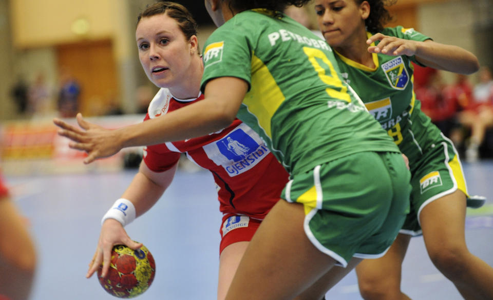 SJOKKTAP: Karoline Dyre Breivang og de andre norske h�ndballjentene kom til kort mot Brasil i Haukelandshallen.
Foto: Marit Hommedal / Scanpix