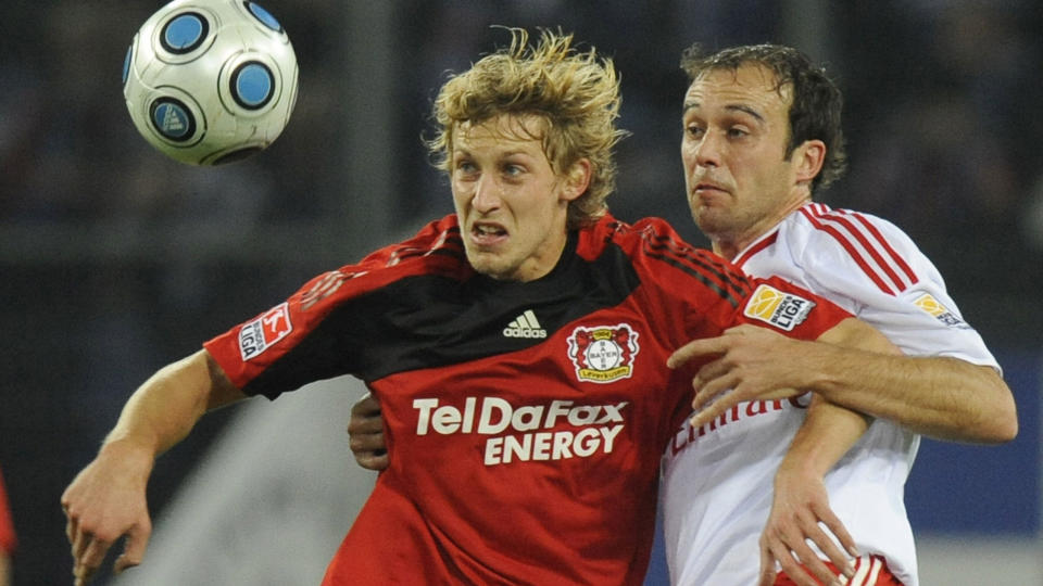 DELTE POENGENE: Hamburg og Leverkusen - her ved Joris Mathijsen (t.h.) og Stefan Kiessling delte poengene i ettermiddagens toppoppgj�r i Bundesliga.Foto: SCANPIX/AFP PHOTO DDP/NIGEL TREBLIN