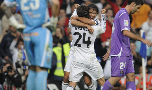 REKORD-RAUL: Ingen har n� spilt flere kamper for Real Madrid enn Raul. Her feirer han sitt f�rste av to m�l mot Valladolid med Esteban Granero.Foto: SCANPIX / AFP PHOTO / PIERRE-PHILIPPE MARCOU