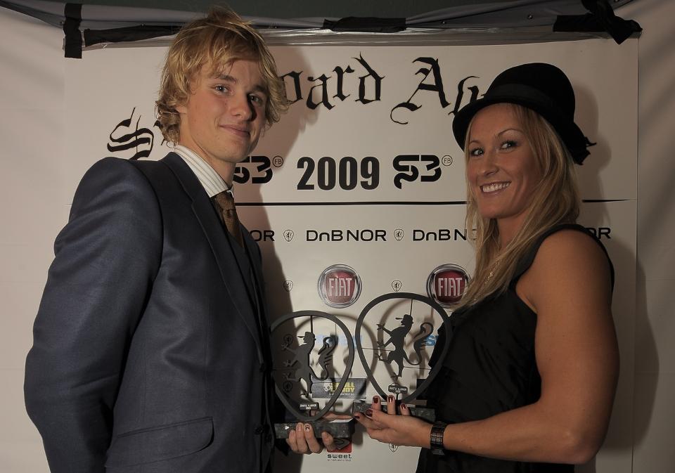 H�STET HEDER OG �RE: Lisa Wiik og Mikkel Bang ble k�ret til �rets kj�rere p� kvinne- og herresiden under kveldens SnowboardAwards. Foto: Nigel Waldron
