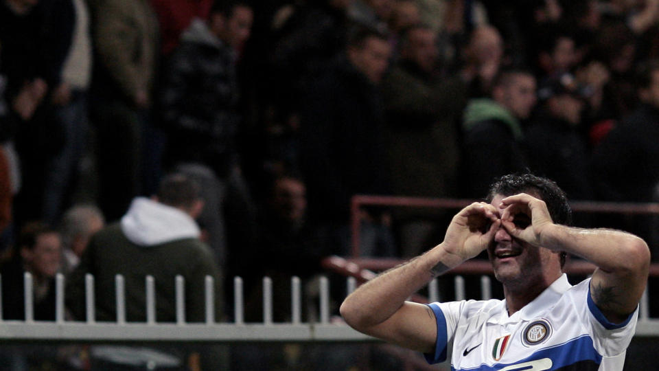 FANT FRAM KIKKERTSIKTET: Dejan Stankovic fikk supertreff p� volley og feide all tvil til side da han la p� til 3-0 til Inter like f�r pause.Foto: SCANPIX / AFP PHOTO / EMILIO ANDREOLI