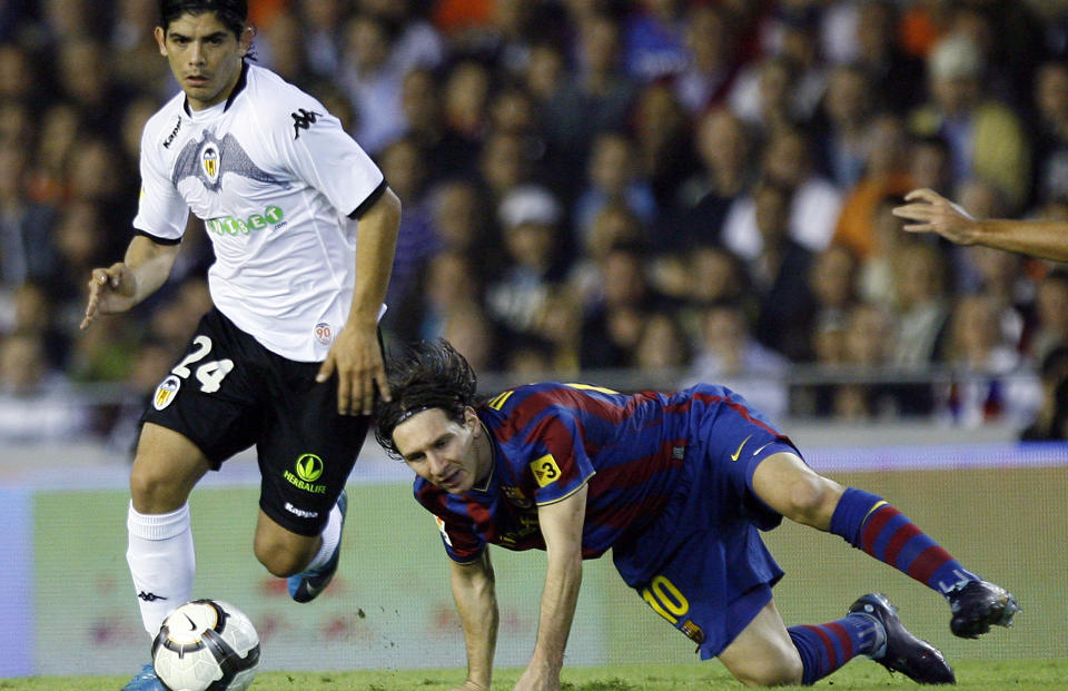 SJANSEFATTIG: Lionel Messi (t.h.) er ikke i sin beste form, og fant seg ikke til rette i rollen som midtspiss. I m�tet med Valencia og landsmannen Ever Banega endte det 0-0.Foto: SCANPIX/AP Photo/Alberto Saiz