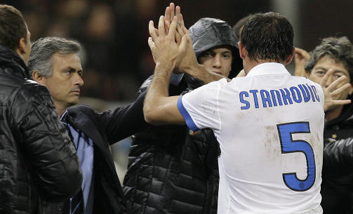 AVM�LT: Inter-sjef Jose Mourinho (t.v.) har mildt sagt et anstrengt forhold til italienske medier. L�rdag nektet portugiseren � skryte av m�lscorer Dejan Stankovic overfor tv-intervjuerne i det som kan tolkes som trass.Foto: SCANPIX/AP Photo/Alberto Pellaschiar