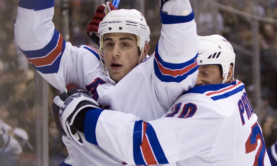 KLEMMER TIL: New York Rangers  Brandon Dubinsky (t.v.) feirer scoringen sin og blir gratulert av Vinny Prospal. Foto: Frank Gunn/Scanpix