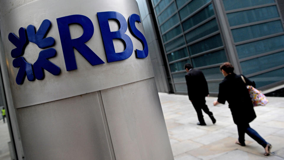 BONUS-BONAZA: Royal bank of Scotland planlegger gigantiske bonuser til sine sjefer. AFP PHOTO/Carl de Souza