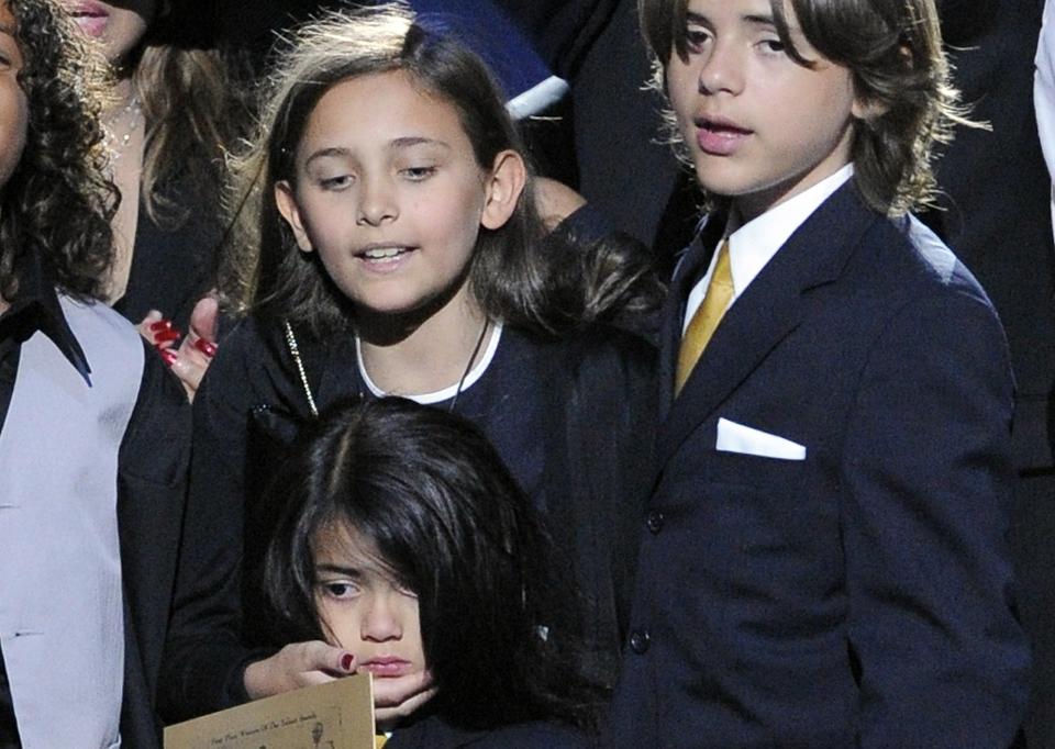 TREBARNSFAR: Jacksons barn Paris Jackson (t.v.), Prince Michael Jackson II, ogs� kjent som Blanket og Prince Michael Jackson I (t.h.) sto p� scenen under farens bisettelse i Los Angeles' Staples Center. Foto: Scanpix/AP Photo/Mark J. Terrill)