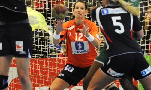 OVERBEVISTE: Terese Pedersen leverte en god andreomgang - og ble k�ret til banens beste - etter at forsvaret fikk bedre dreis p� brasilianerne. Foto: Marit Hommedal / SCANPIX
