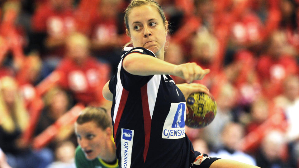 REISTE SEG: Norge slo tilbake etter g�rsdagens tap for Brasil. Tonje N�stvold ble, sammen med Heidi L�ke, toppscorer med fem m�l. Foto: Marit Hommedal / SCANPIX