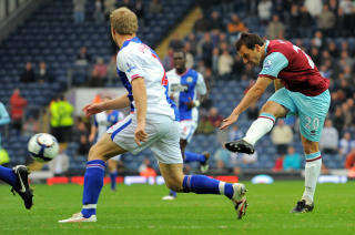 0-1: Burnleys Robbie Blake klinte til fra 25 meter og sendte gjestene i ledelsen etter fem minutter. Foto: Scanpix