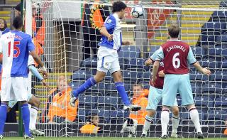2-1: Franco Di Santo header Blackburn i ledelsen etter mye rot i gjestenes forsvar. Foto: Scanpix