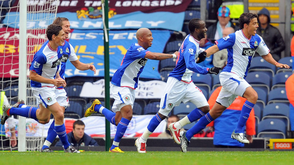 EKSTRA GLADE: Morten Gamst Pedersen (bakerst t.v.) og de andre Blackburn-spillerne feirer 2-1-scoringen til Franco Di Santo (t.h.). B�de spillere og fans sa f�r kampen at det betydde ekstra mye � vinne dette nabooppgj�ret, det var f�rste gang p� 43 �r at lagene m�ttes i den �verste divisjonen. Foto: Andrew Yates/Scanpix