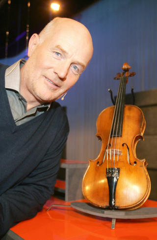 TIL SALGS: Auksjonarius Rune Gokstad poserer med Rybaks fele.