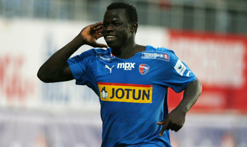 REDDET SANDEFJORD-POENG: Malick Mane scoret p� et flott frispark like f�r slutt. Foto: Trond Reidar Teigen / SCANPIX