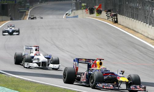 LEDET AN: Australske Mark Webber vant til slutt en suveren seier i Brasils Grand Prix.Foto: SCANPIX/EPA/ANTONIO LACERDA
