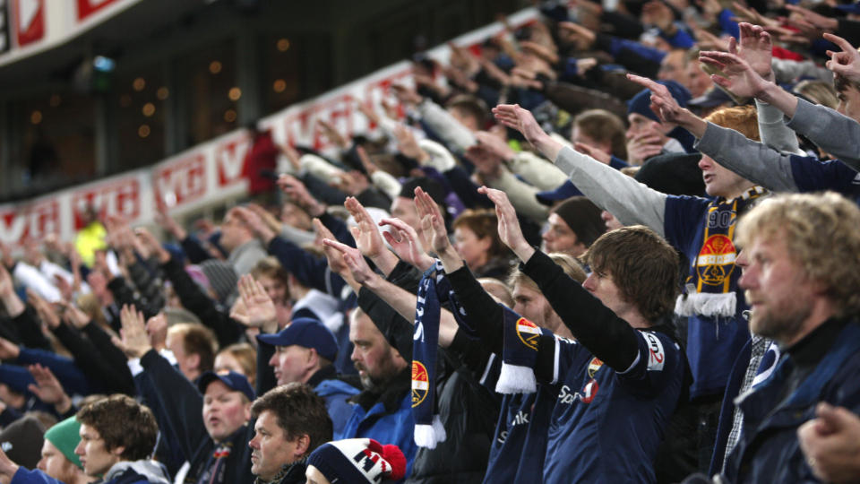 N�KTERN FOTBALLGLEDE: Str�msgodset-supporterne st�tter en klubb som har tatt konsekvensene av den nye norske fotballhverdagen. N�kternheten er imidlertid i ferd med � betale seg i form av fornyet tippeligakontrakt etter borteseieren mot Lyn.Foto: Bj�rn Sigurds�n / Scanpix