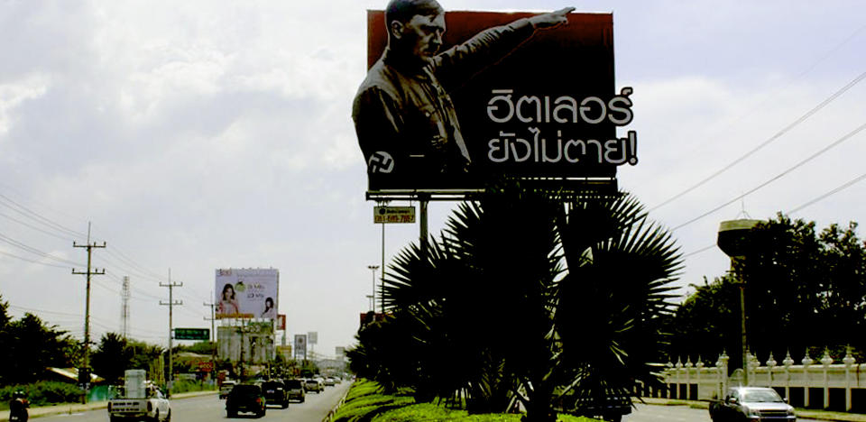 REKLAMERER FOR MUSEUM: Adolf Hitler dukket opp p� plakater utenfor Bangkok i en reklamekampanje for et voksmuseum som �pner i Pattaya i november. Etter flere klager, blant annet fra den israelske og tyske ambassad�ren i landet, har museet valgt � fjerne reklameboardsene. Foto: AP PHOTO/SCANPIX