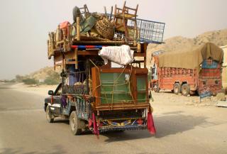 FLYKTER: Hundretusener av sivile kan bli tvunget p� flukt p� grunn av de harde kampene  S�r-Waziristan. N�rmere 90 000 sivile skal ha r�mt regionen den siste tiden. (EPA/SAOOD REHMAN)