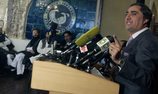 INN I REGJERING?: Presidentkandidaten Abddullah Abdullah kan ende som regjeringspartner med Karzai. Han mener NATO ikke kan bidra med flere styrker til landet dersom regjeringen ikke er legitimt valgt. (AP Photo/Musadeq Sadeq)