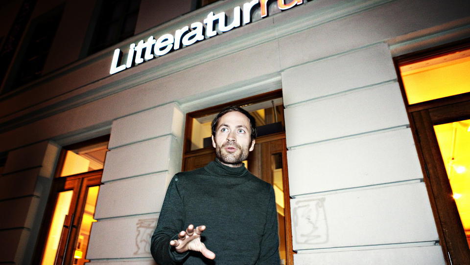 - T�FFE SP�RSM�L: Morgenbladet-journalist Simen S�tre mener stilen hans i Litteraturhuset-intervjuet var t�ff og n� angrer han. Han ble overrasket da Nore slo ham i ansiktet. Foto: NINA HANSEN