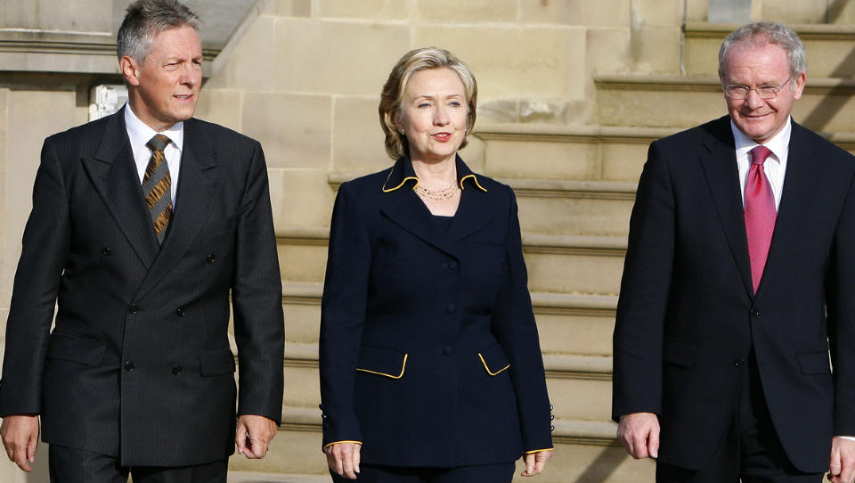 FORSNAKKET SEG I BELFAST: Hillary Clinton, fotografert sammen med de nordirske ministerne Peter Robinson og Martin McGuinness, i Belfast i forrige uke. Foto: AFP/PETER MUHLY/Scanpix