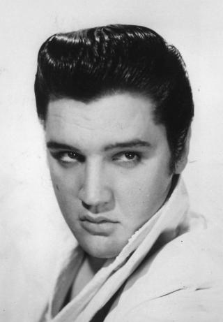 UNG OG KJEKK: H�rtusten stammer angivelig fra 1958. Her er Elvis i 1956. Foto: STELLA PICTURES