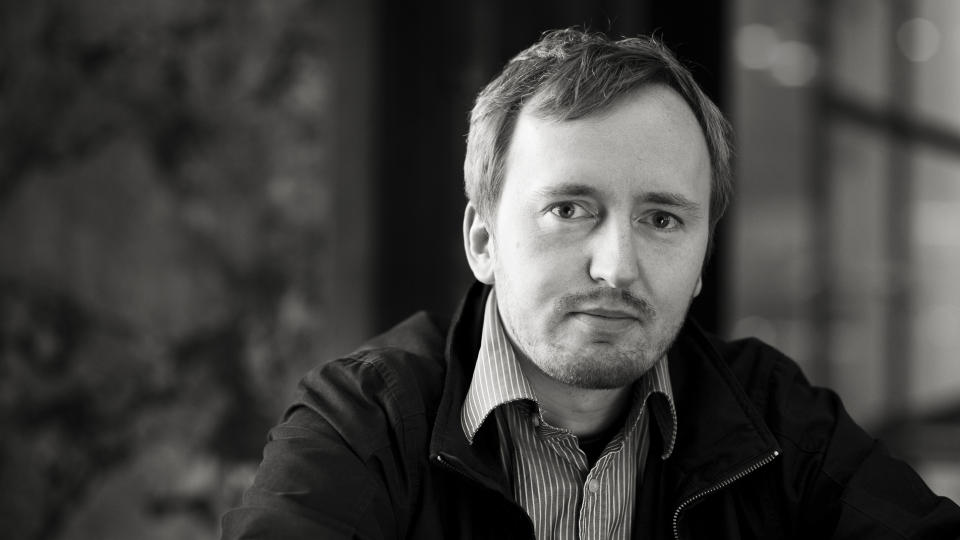 BARE � GRATULERE: Rune Berglund Steen imponerer med en poetisk praksis, som �pner for spr�klig og tematisk mangfold. Foto: Finn St�le Felberg/Forlaget Oktober