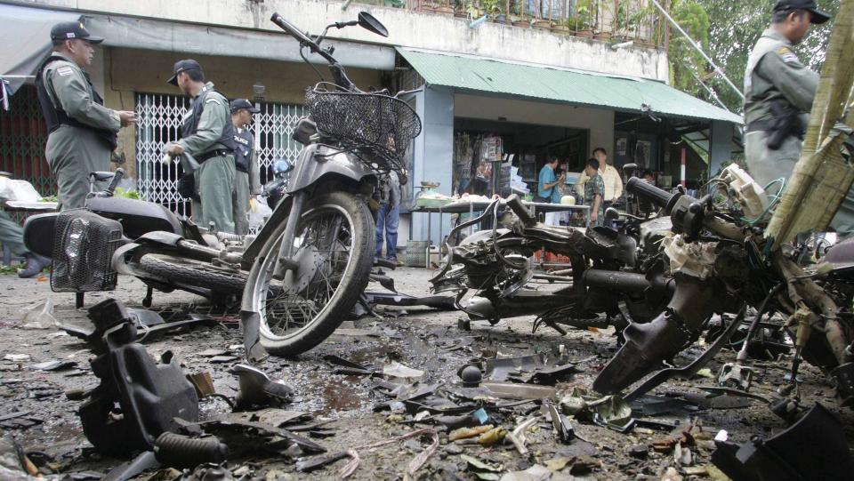 28 S�RET: Bomben som eksploderte p� et marked s�r i Thailand mandag, var if�lge thailandsk politi plassert p� en motorsykkel. Foto: REUTERS / Surapan Boonthanom / SCANPIX