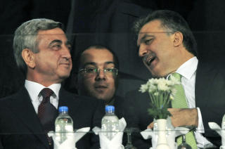 FOTBALLDIPLOMATI: I oktober reiste Armenias president Serzh Sarkisian (til venstre) til Tyrkia for � overv�re VM-kvalifiseringskampen mellom Tyrkia og Armenia. Til h�yre hans tyrkiske motpart Abdullah Gul. Foto: AFP/MUSTAFA OZER