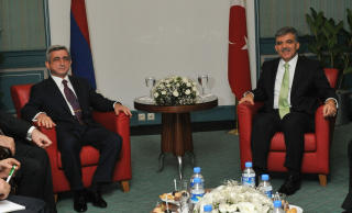 ARMENIA TAPTE FOTBALLKAMPEN: Men fredsdiplomatiet fortsetter. Her samtaler de to presidentene etter kampen. N� er planen at grensen mellom de to landene skal �pnes innen to m�neder. Foto: AFP