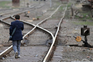 HIT OG IKKE LENGER: Siste togstopp mellom Tyrkia og Armenia i Kars. De to landene deler en 325  kilometer lang grense. Den har v�rt stengt de siste 16 �rene. Foto: AFP PHOTO / MUSTAFA OZER