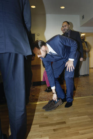 SKOENE M� AV:
Kronprins Haakon tar av seg skoene p� vei inn i moskeen f�r kong Harald og kronprins Haakon skal bes�ke Islamsk r�d i moskeen i Calmeyers gate 8 mandag formiddag.
Foto: Jon-Michael Josefsen / Scanpix