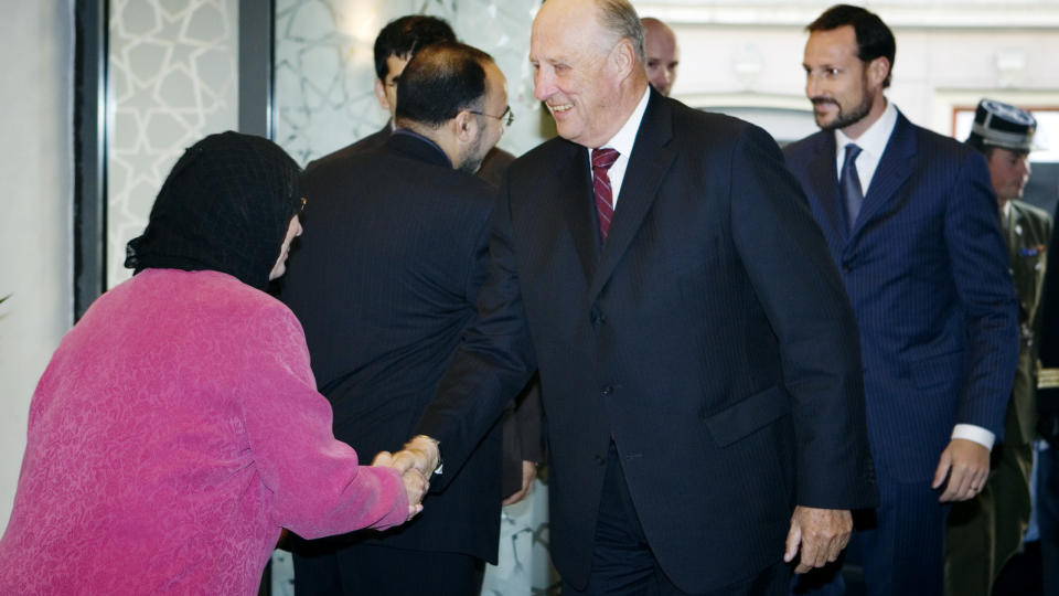 F�RSTE MOSK�-BES�K:
Kong Harald hilser p� tidligere leder av Islamsk r�d, Lena Larsen, mens kronprins Haakon kommer g�ende bak, under kronprins Haakon og kong Haralds bes�k til Islamsk r�d i moskeen i Calmeyers gate 8 mandag formiddag.
Foto: Jon-Michael Josefsen / Scanpix