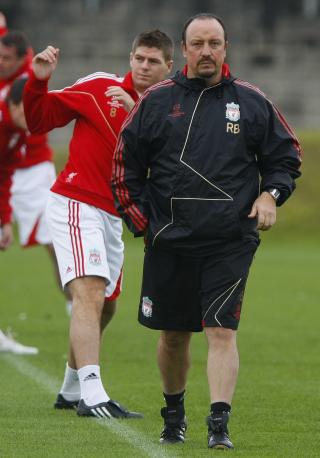 KAN HAN SNU DET? Manager Rafael Benitez kan glede seg over at Steven Gerrard er tilbake. Foto: REUTERS