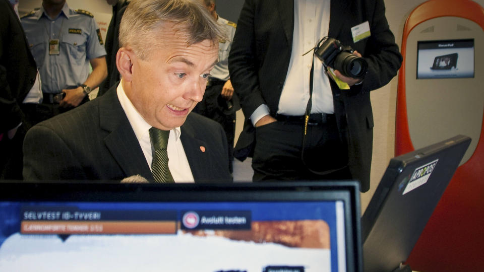 VIL OVERV�KE: Justisminister Knut Storberget vil innf�re EUs datalagringsdirektiv, som p�legger nett- og teleoperat�rer � lagre informasjon om alle norske borgeres nett- og telefonibruk for  eventuelle framtidige etterforskningsform�l. Arkivfoto: SCANPIX