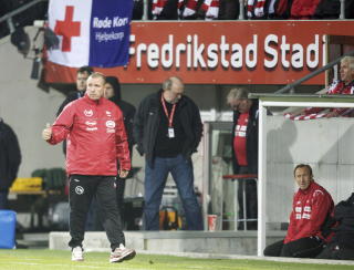 TOMMELEN OPP: Tom Nordlies menn skaffet seg i kveld ei luke ned til Bod�/Glimt p� direkte nedrykksplass. Foto: LINN CATHRIN OLSEN/SCANPIX